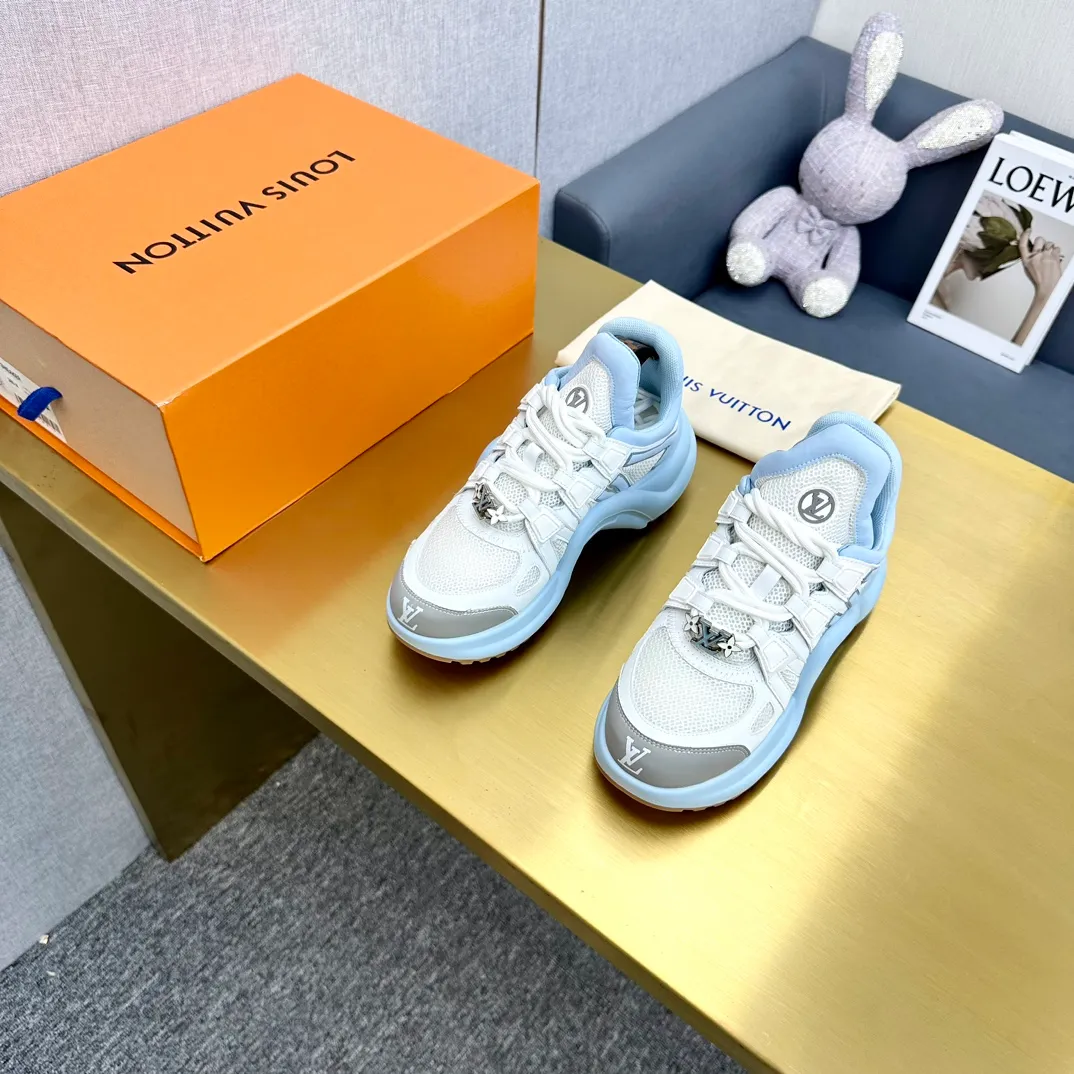 👟👟Ex-factory price 760👟👟LV donkey brand casual sports dad shoes. The bold and avant-garde design➕the distinctive wavy outsole is charming in the entire fashion circle. It is synonymous with new trends and trends. It is to be called the coolest casual sports shoe in history. Whoever wears it will become the most handsome person who turns heads. The height of the heel is about 5.5cm, and the heel is about 8mm.  🌸Imported fabrics🐂leather➕Imported🐐leather➕Imported T👟👟Ex-factory price U splicing 🌸Inner lining imported mesh fabric➕Cowhide lining Outsole vacuum foaming and T👟👟Ex-factory price U combination 🌸 Size women's size 35-41